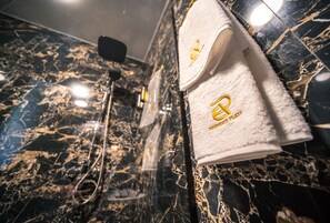 Deluxe Double or Twin Room, City View | Bathroom | Shower, hydromassage showerhead, free toiletries, hair dryer - Hotel Residence Plaza (Tbilisi)