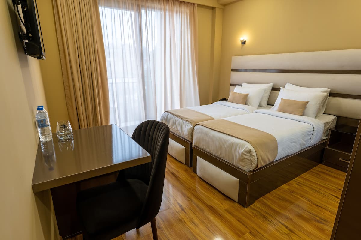 Phòng đôi hoặc 2 giường đơn, quang cảnh thành phố | Bộ trải giường bằng vải Frette của Ý, bộ đồ giường cao cấp, minibar