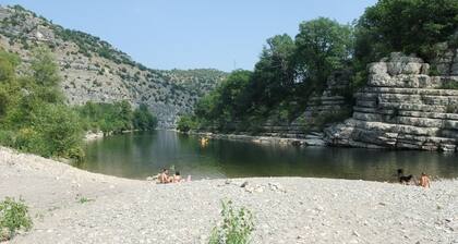 Ferme vigneronne Terrain clos Les Vans Gorges d'ArdĂšche Grotte Chauvet Baignade