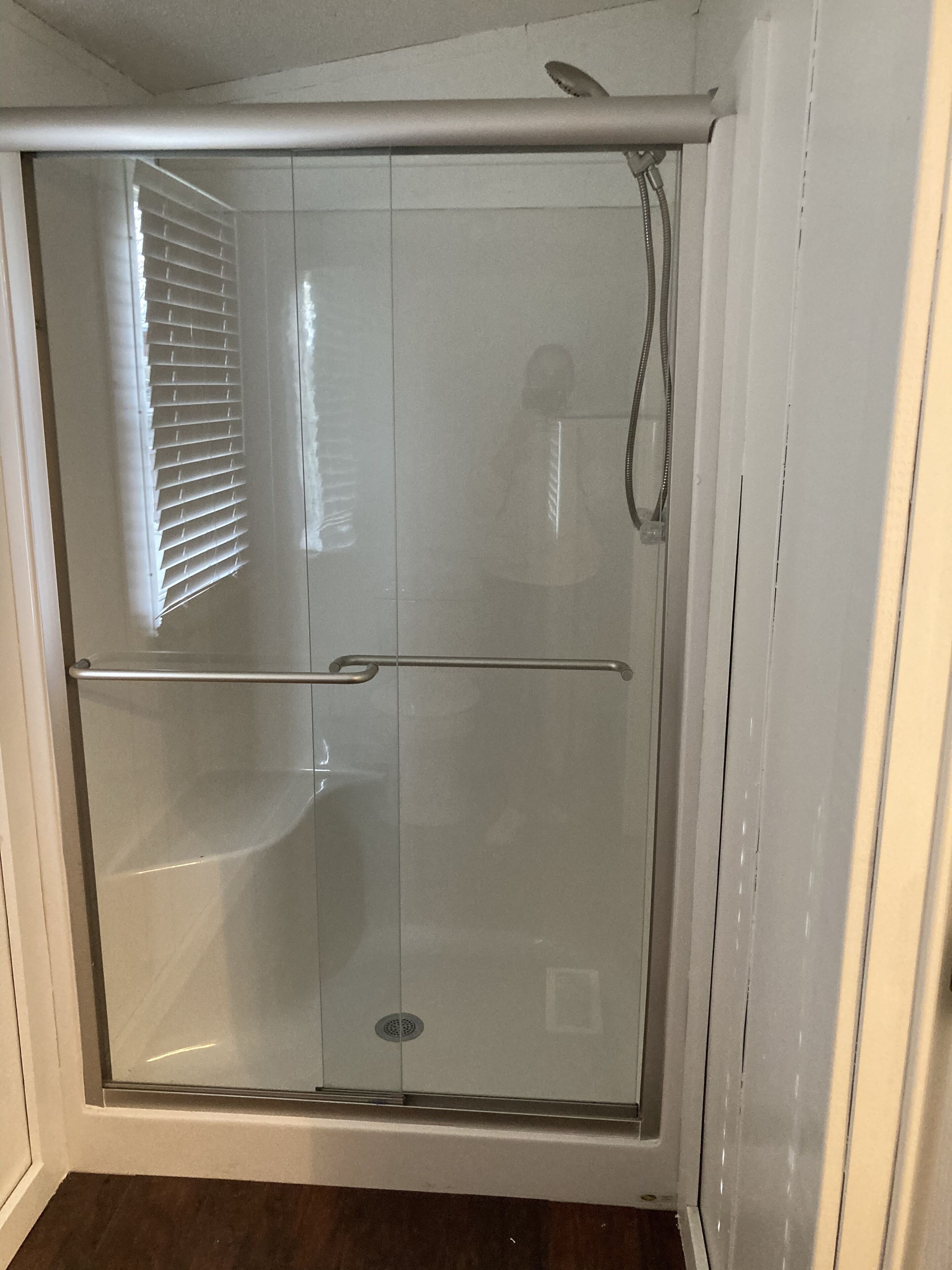 Douche, serviettes fournies, papier toilette