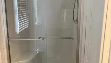 Douche, serviettes fournies, papier toilette