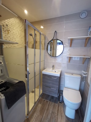 Douche, sèche-cheveux