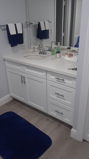 Combined shower/bathtub, towels, soap, toilet paper - All the best of the Bahamas at your doorstep  (freeport bahamas)