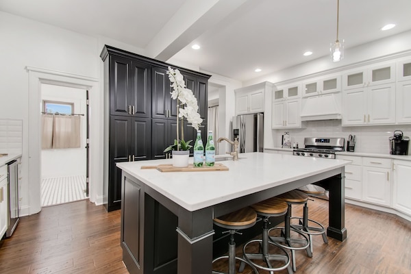 Jääkaappi, mikroaaltouuni, uuni, liesi