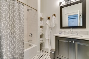 Ensemble douche/baignoire, sèche-cheveux, serviettes fournies, savon