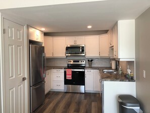 Jääkaappi, mikroaaltouuni, uuni, liesi