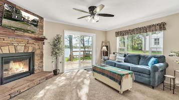 Smart-tv, eldstad och böcker