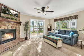 Smart TV, chimenea y libros