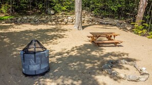 Outdoor dining - Le Lièvre Luxury Yurt (Notre-Dame-du-Laus)