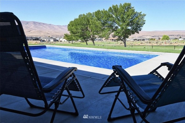 Piscina a l'aire lliure i piscina climatitzada
