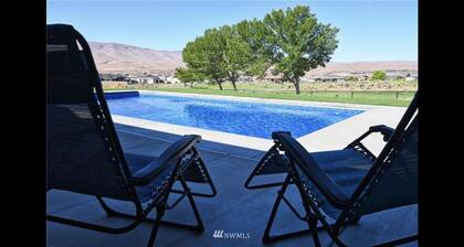 Desert Aire Oasis - POOL and Hot Tub with Views