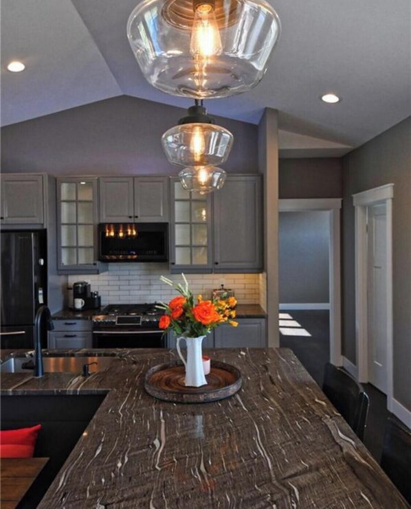 Fridge, microwave, oven, stovetop - Desert Aire Oasis - POOL and Hot Tub with Views (Mattawa)