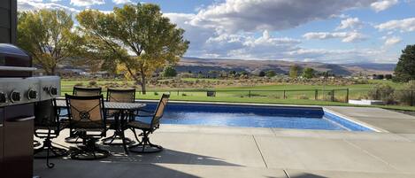 تناول الطعام بالخارج