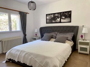 6 bedrooms, iron/ironing board, WiFi, bed sheets
