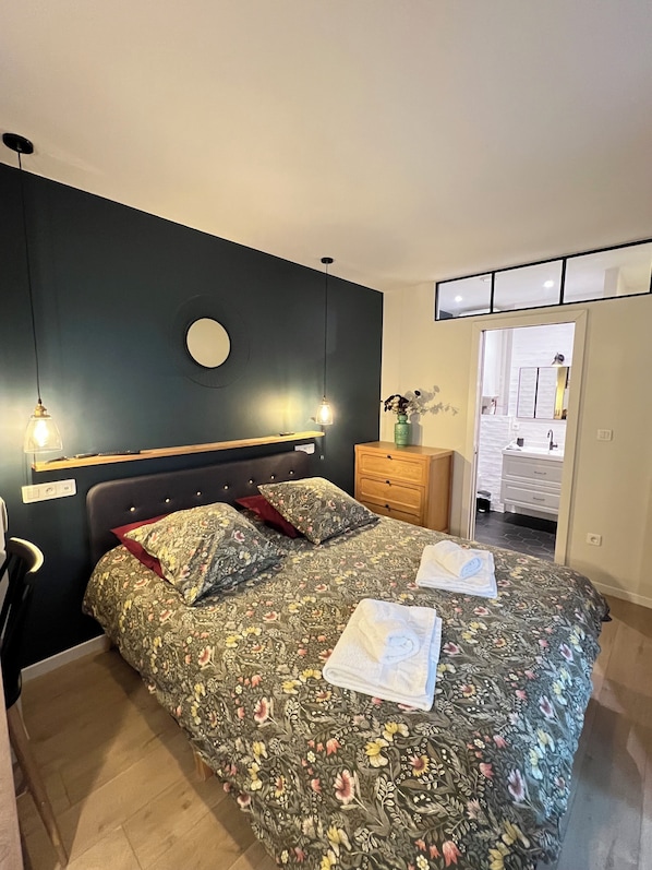 1 quarto, berço de viagem, acesso à internet, roupa de cama