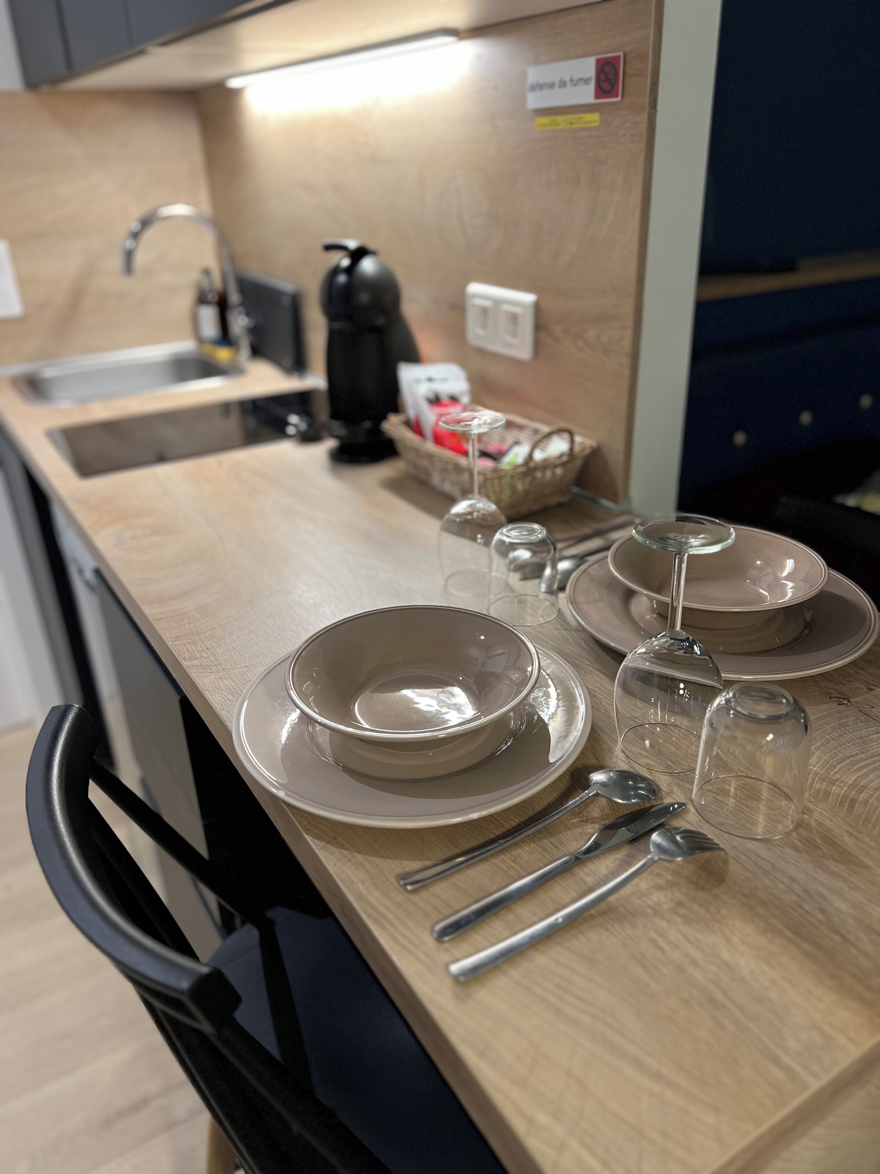 Réfrigérateur, micro-ondes, cafetière/bouilloire, grille-pain