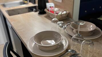 Een koelkast, een microgolfoven, een koffiezetapparaat/waterkoker