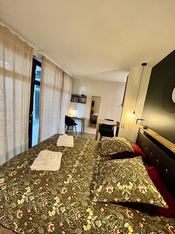 1 bedroom, travel crib, internet, bed sheets