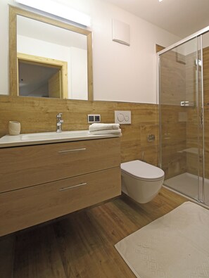 Shower, hair dryer, towels, soap - Apartment Schlern (Laion)
