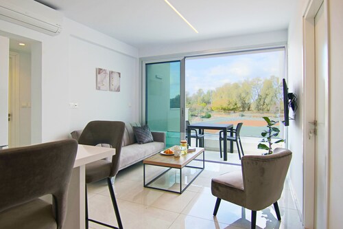 Phaedrus Living: Seaside Executive Flat Harbour 202