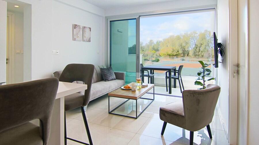 Phaedrus Living: Seaside Executive Flat Harbour 202