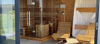 Vacation home Oskar on the lake with private beach for 4 adults, fireplace, boat and sauna