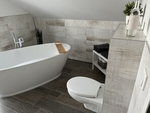 Een bad, een haardroger, zeep, toiletpapier