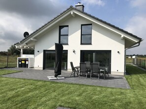 Outdoor dining - Vacation home Oskar on the lake with private beach for 4 adults, fireplace, boat and sauna (Löbnitz)