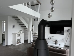 Smart TV, fireplace