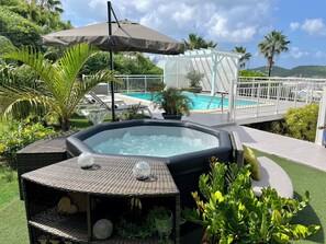 Una piscina al aire libre