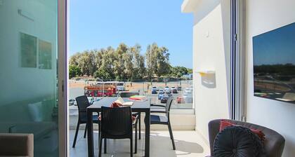 Phaedrus Living: Seaside Executive Flat Harbour 203