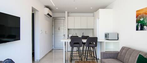 Un apartamento moderno con cocina, comedor y sala de estar.