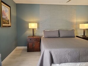 Escritorio, tabla de planchar con plancha, cuna de viaje y wifi gratis 