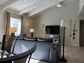 Smart TV, chimenea y oficina 