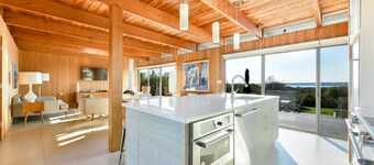 Menemsha Pond views & access! Mid-century renovated beach house. Dogs welcome.