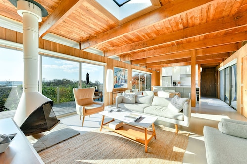 Menemsha Pond views & access! Mid-century renovated beach house. Dogs welcome.