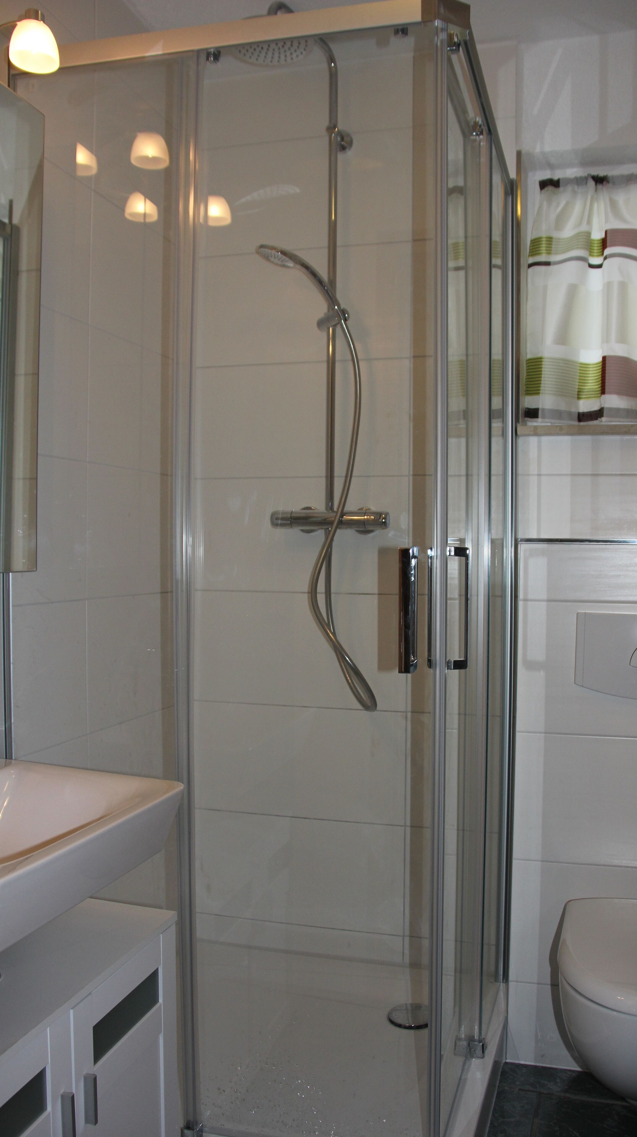 Dusche, Haartrockner, Handtücher, Toilettenpapier