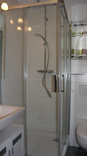 Dusche, Haartrockner, Handtücher, Toilettenpapier
