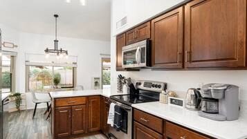 Refrigerador, microondas, horno, placa de cocina