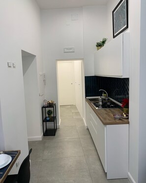 Réfrigérateur, plaque de cuisson, cafetière/bouilloire