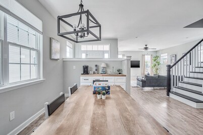 4 Bedroom Cottage - 5 Minutes from both beaches