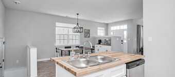 4 Bedroom Cottage - 5 Minutes from both beaches