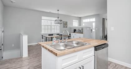 4 Bedroom Cottage - 5 Minutes from both beaches