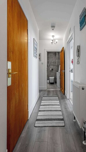 Ensemble douche/baignoire, sèche-cheveux, serviettes fournies