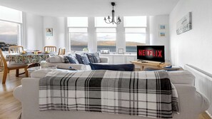 Televisio, kirjoja, työhuone