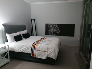 5 bedrooms, WiFi - Cosy bnb in a secluded part of Ilitha Park, khayelitsha (Khayelitsha)