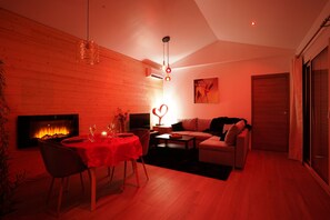 Smart-TV, Kamin, Bücher