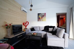 Smart-tv, een open haard en boeken