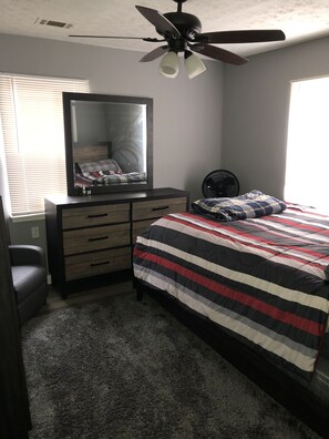 3 habitaciones, tabla de planchar con plancha y internet 