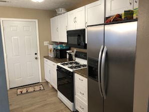 Four Ă micro-ondes, vaisselle et ustensiles